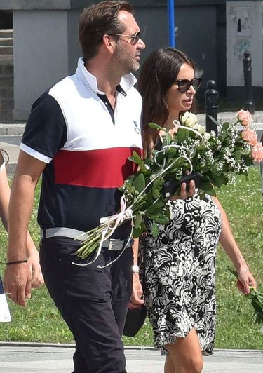 Marta Kaczyńska z mężem i córkami złożyła kwiaty przy pomniku ofiar katastrofy smoleńskiej