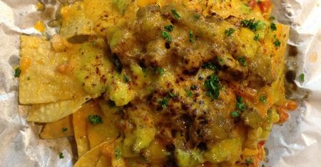 Nachos z serem, fasolą, mieloną wołowiną i pomidorami