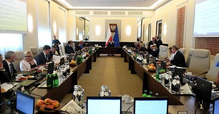 Będą pieniądze na szkolenia i staże dla lekarzy. Rząd przyjął projekt ustawy okołobudżetowej na 2019 r.
