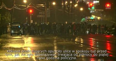 W Ferguson wprowadzono godzinę policyjną; protestujący rozchodzą się