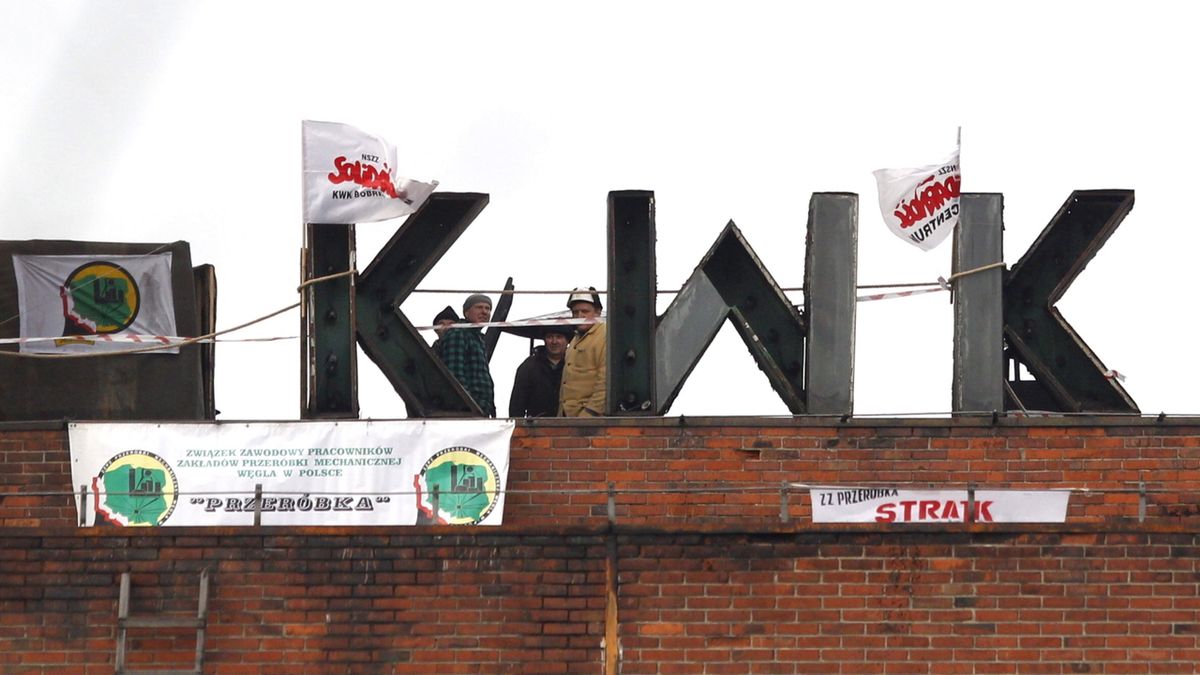 Grupa górników na dachu jednego z budynkówu na terenie ruchu "Centrum" </br>w KWK Bobrek-Centrum w Bytomiu.