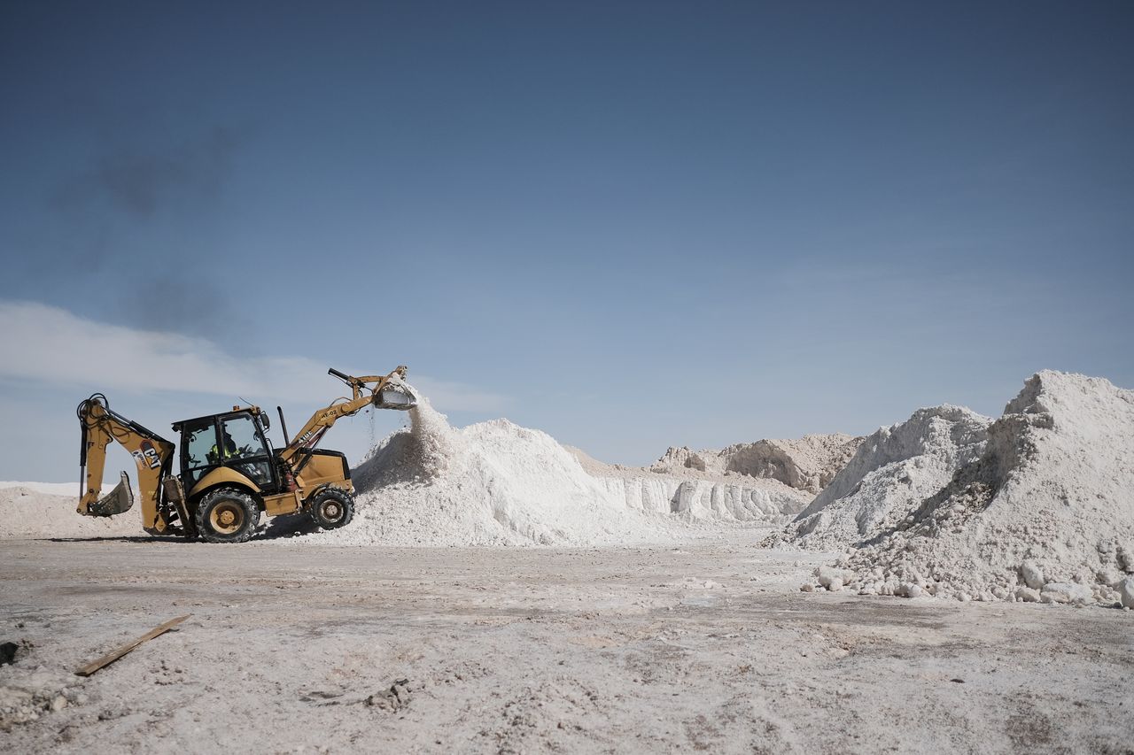 Paradoks "białego złota". Lit jest niezbędny do produkcji elektryków