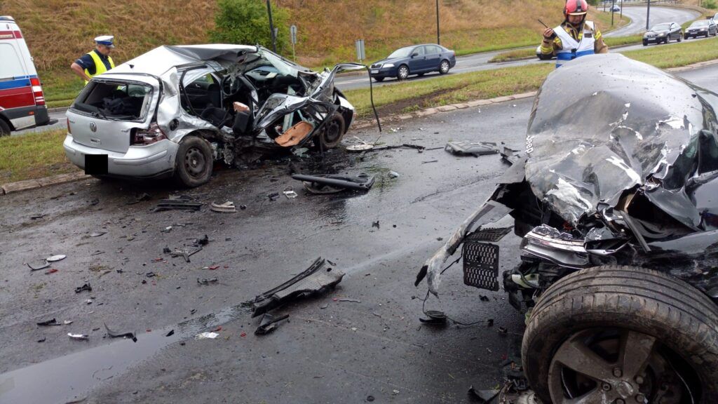 Wrak volkswagena i jeepa po wypadku na al. Witosa