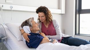 Szpital wypisuje osobę, która nie chodzi. Kto musi zapewnić transport do domu?