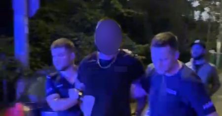 Dramatyczny pościg na ulicach Zielonki. Uciekinier mierzył nożem w policjantów