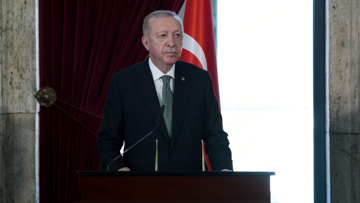 ANKARA, TURKIYE - AUGUST 30: Turkish President Recep Tayyip Erdogan  signs Antkabir Special Book as he visits Anitkabir, mausoleum of Turkish Republic's Founder Mustafa Kemal Ataturk, on the occasion of Victory Day in Ankara, Turkiye on August 30, 2025. (Photo by Ercin Erturk/Anadolu via Getty Images)