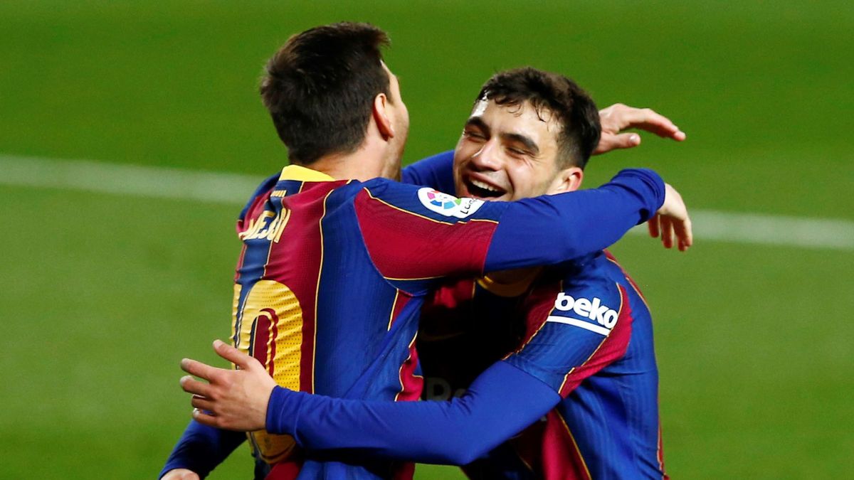 Lionel Messi (z lewej) cieszy się z gola