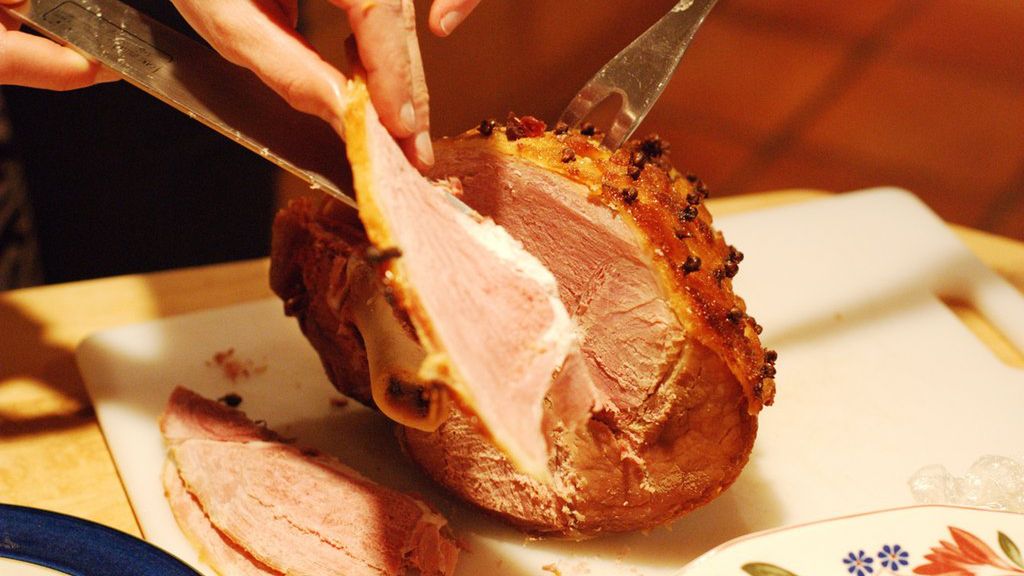 Gotowana peklowana szynka wieprzowa bez kości, na ciepło