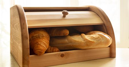 Wystarczą dwie kostki. Włóż do chlebaka, a pieczywo dłużej pozostanie świeże i nie spleśnieje