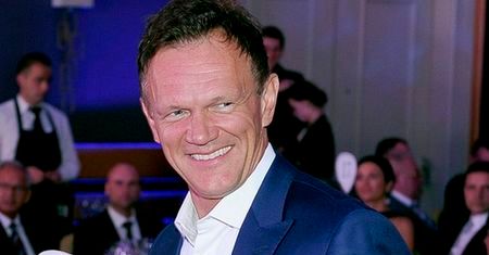 "Aż po sufit!": Cezary Pazura tłumaczy się ze zdjęcia, które wywołało oburzenie fanów