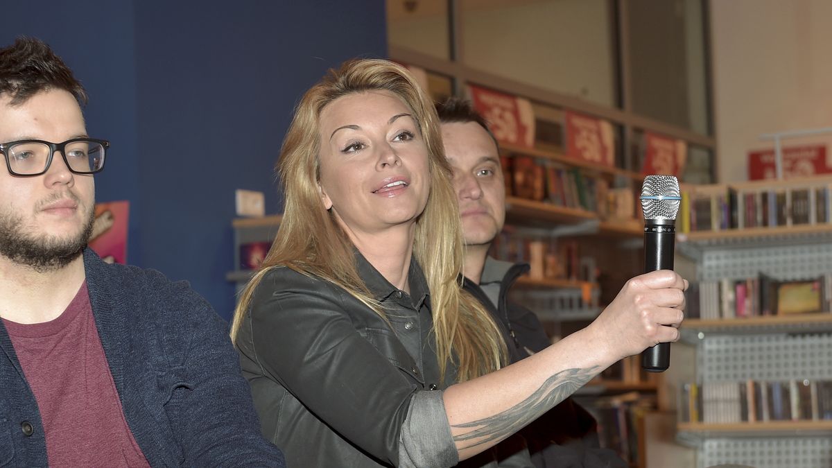 Ewa Ewart Promotes her New Book WidzialamWARSAW, POLAND  APRIL 14(SOUTH AFRICA OUT): Martyna Wojciechowska during the Ewa Ewart's meeting with readers to promote her latest book Widzialam on April 14, 2015 at Junior Megastore in Warsaw, Poland. Ewa Ewart, is a well-known documentary film-maker and her latest book is about the struggles of a strong yet sensitive woman. (Photo by Adam Jagielak/Getty Images Poland/Getty Images)Gallo Imagesfans, meeting, March 2015, Junior, Empik, Ewa Ewart, ewaewartempik2015, BBC, film-maker, Martyna Wojciechowska