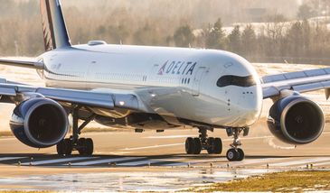 Horror na lotnisku. Mężczyzna wessany przez silnik samolotu