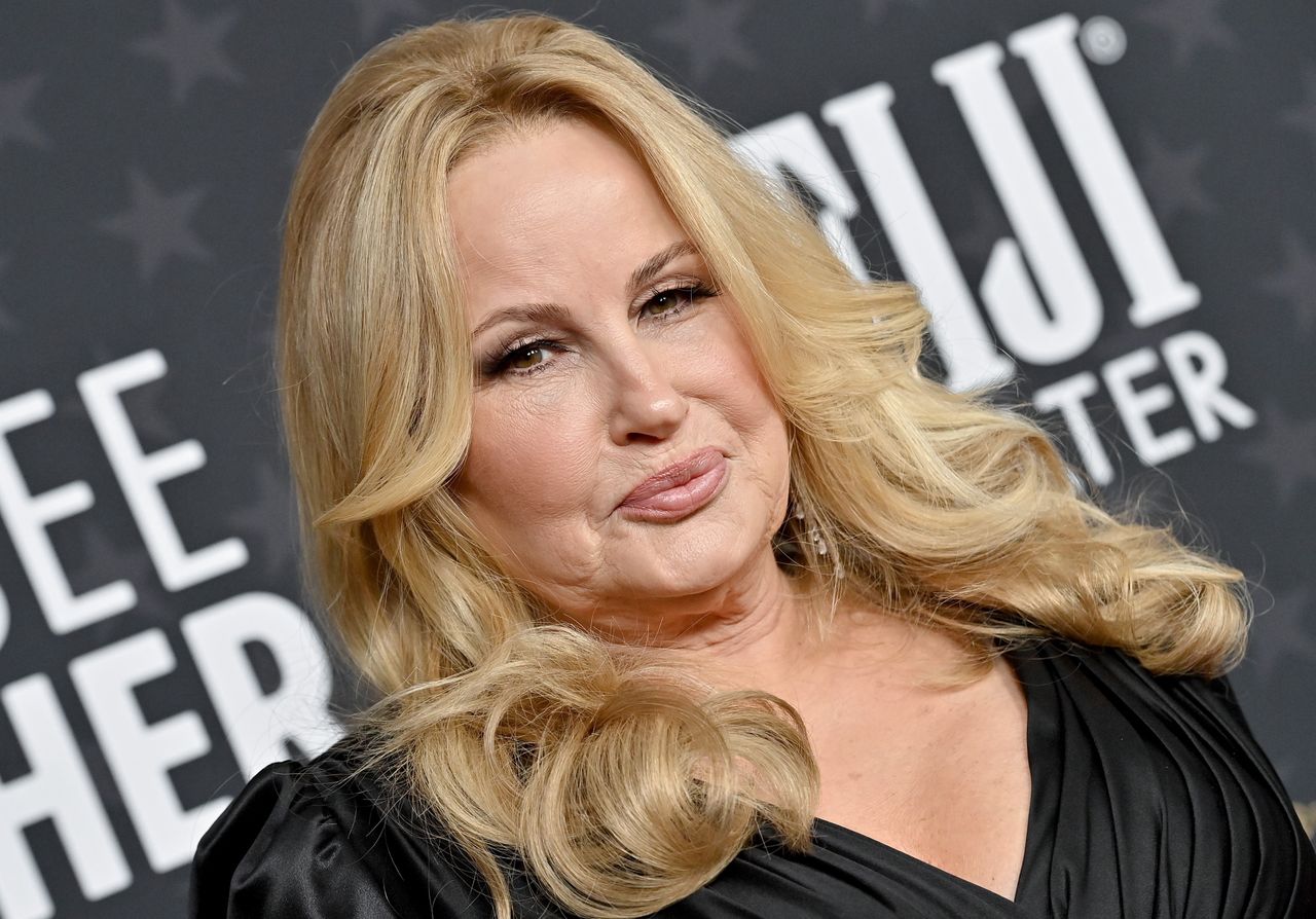 Jennifer Coolidge zachwyciła w błyszczącej kreacji na premierze 