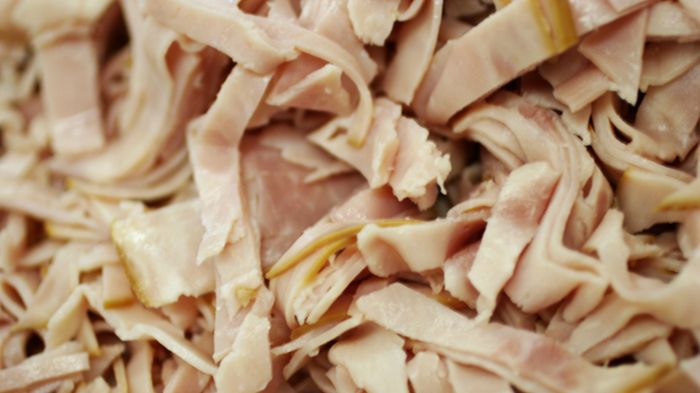 Gotowana peklowana szynka wieprzowa bez kości, na zimno