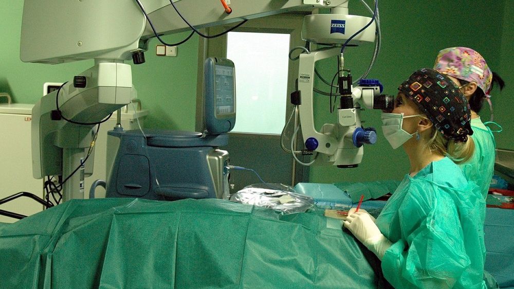 W Polsce na zabieg usunięcia zaćmy czeka się się latami, w Czechach kolejek nie ma.