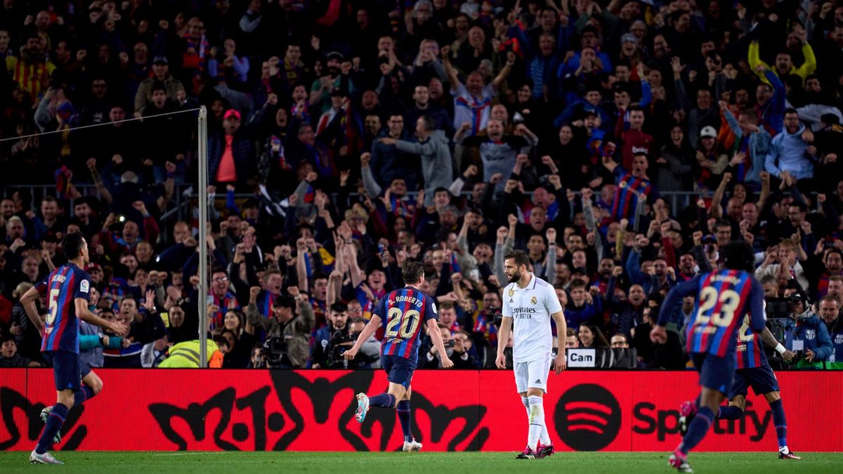 Zdjęcie okładkowe artykułu: Getty Images / Alex Caparros / Na zdjęciu: mecz FC Barcelona - Real Madryt, w tle baner z logiem albumu Rosalii