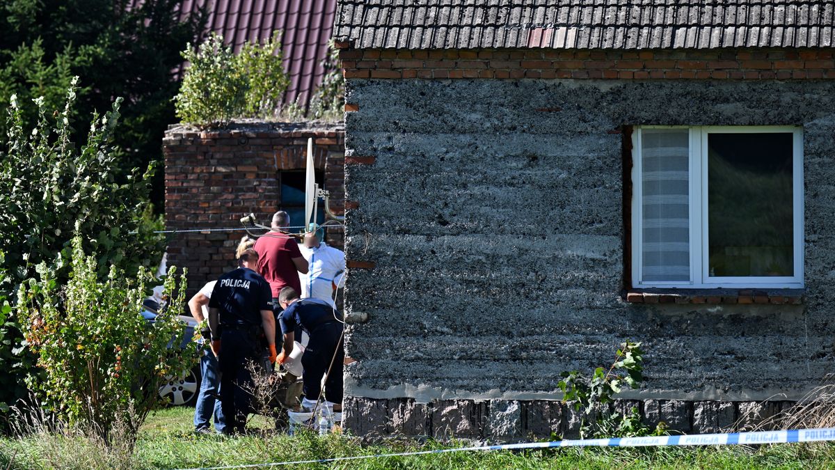 dom
Czerniki (woj. pomorskie), 16.09.2023. Miejsce, w kt�rym odkryto cia�a trzech noworodk�w w piwnicy domu w Czernikach w gminie Stara Kiszewa na Kaszubach, 16 bm. (aldg) PAP/Adam War�awa
*** Zdj�cie do depeszy PAP pt. "Pomorskie/ Zarzuty zab�jstwa dla 20-latki z Kaszub; policja odkry�a cia�o trzeciego noworodka" ***
Adam War�awa
cia�, cia�a, domu, dzieci, noworodk�w, piwnicy, trzech, ukryte, zw�oki, czernikach