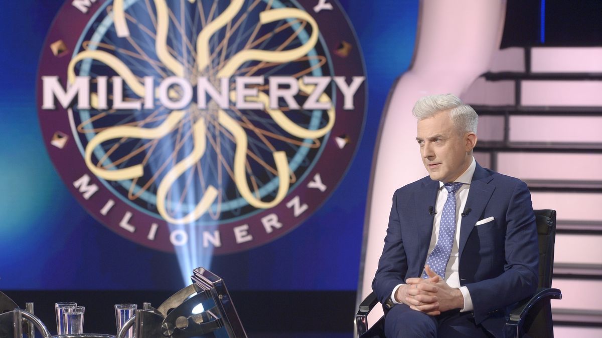 Na zdjęciu Hubert Urbański w studiu "Milionerów"
