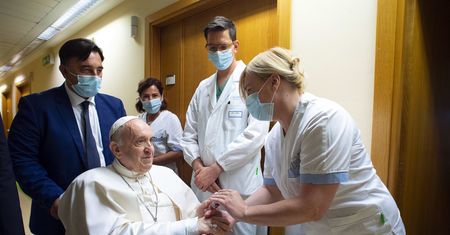 Papież Franciszek powrócił do Watykanu. Po drodze zrobił przystanek
