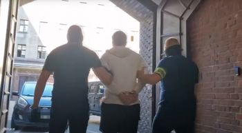 Wrocław: 18-latek zatrzymany za oszustwa „na pracownika banku”. Straty sięgają 114 tysięcy złotych