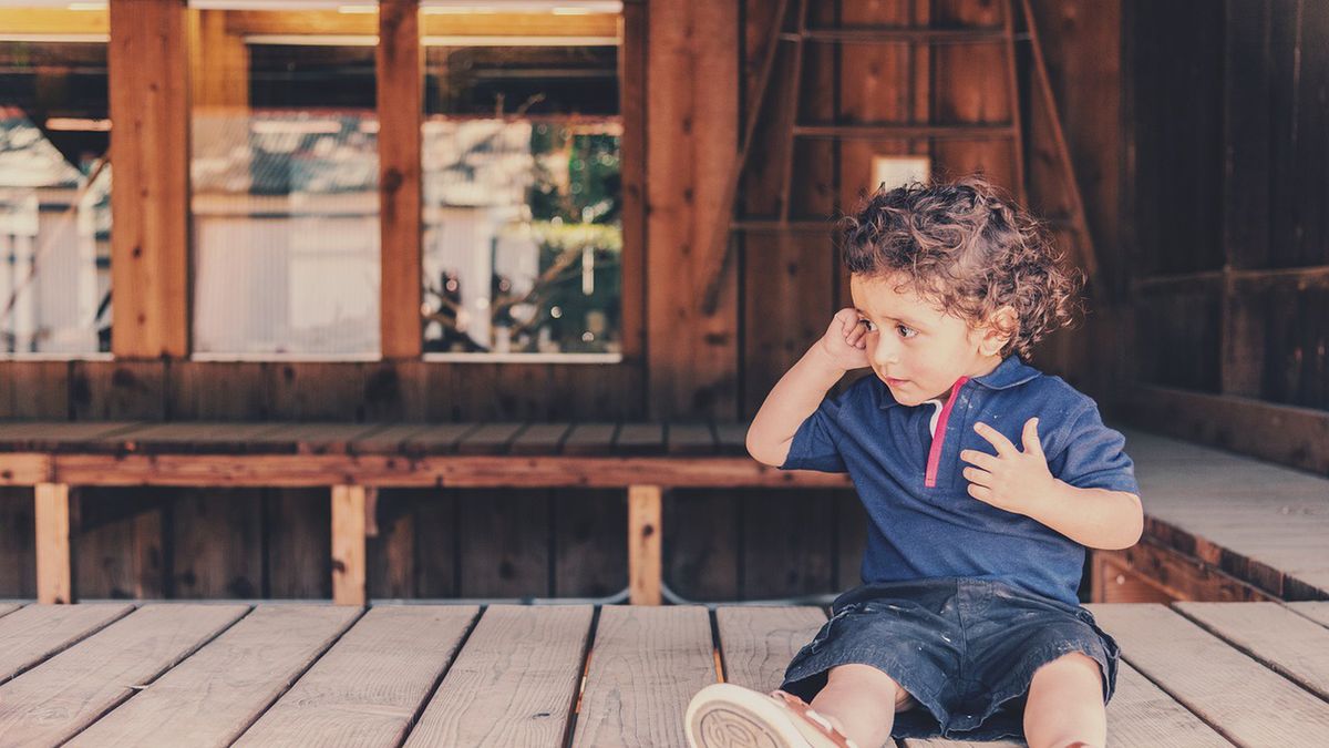 W jakim wieku dziecko może zostać samo w domu? Przepisy mówią wprost