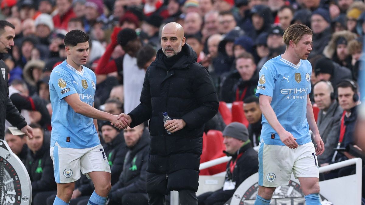 Getty Images / Alex Livesey - Danehouse / Na zdjęciu: piłkarze Manchesteru City z trenerem Pepem Guardiolą