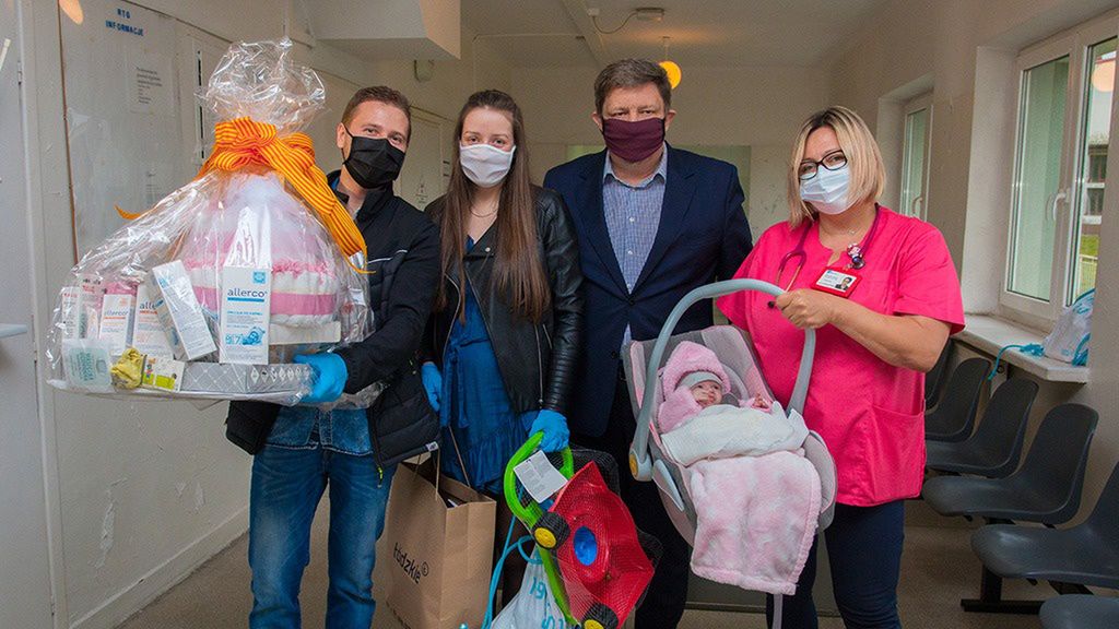 Po miesiącu izolacji rodzice spotkali się z córką.