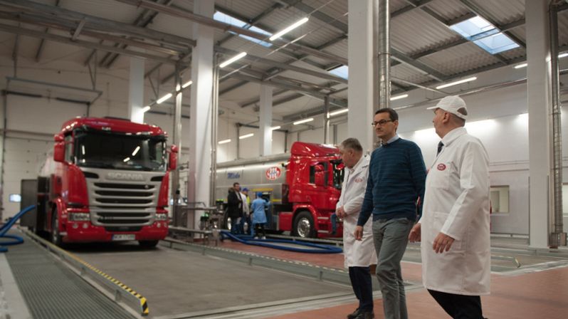 Mateusz Morawiecki, szef Rady Ministrów, podczas wizyty w siedzibie Mlekovity