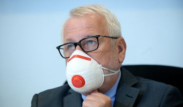 Prezes Naczelnej Rady Lekarskiej apeluje ws. maseczek. Chodzi o ceny