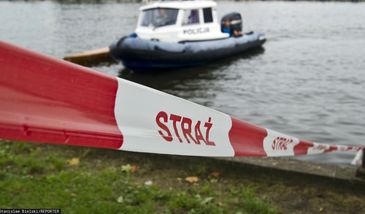 Dziwnów. Auto wpadło do zalewu. Trwa akcja płetwonurków