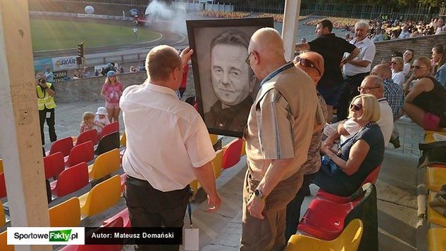 Arkadiusz Ładziński podarował rodzicom Tomasza Wójtowicza jego portret