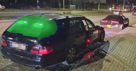 Zielone światło za szybą auta. Nowy sygnał może wejść w życie