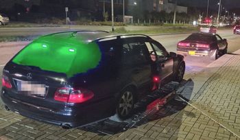 Zielone światło za szybą auta. Nowy sygnał może wejść w życie