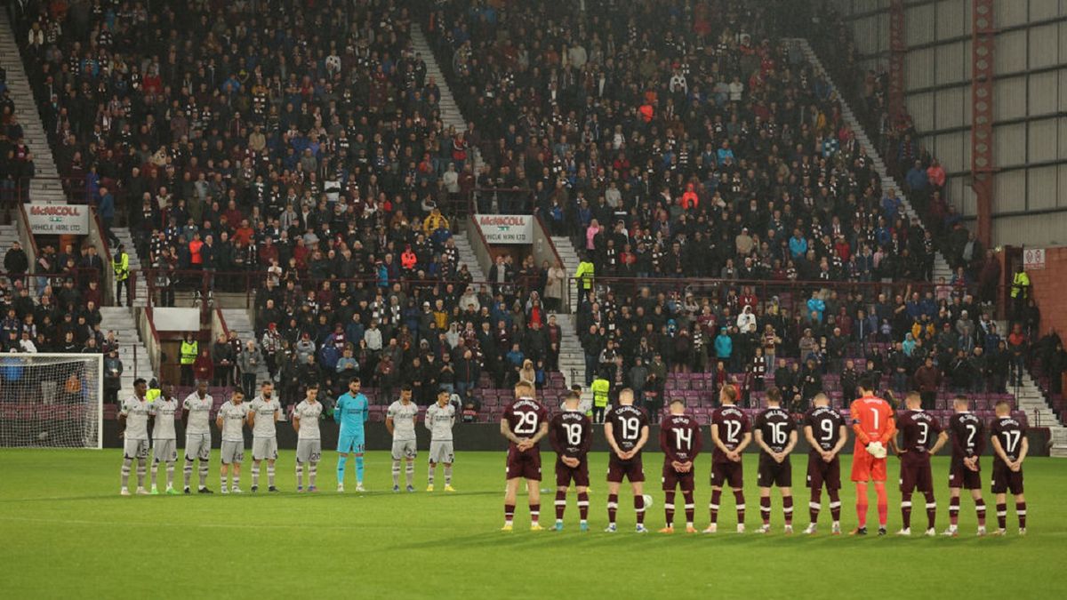 Zdjęcie okładkowe artykułu: Getty Images / Ian MacNicol / Na zdjęciu: minuta ciszy podczas meczu  Heart of Midlothian - Istanbul Basaksehir