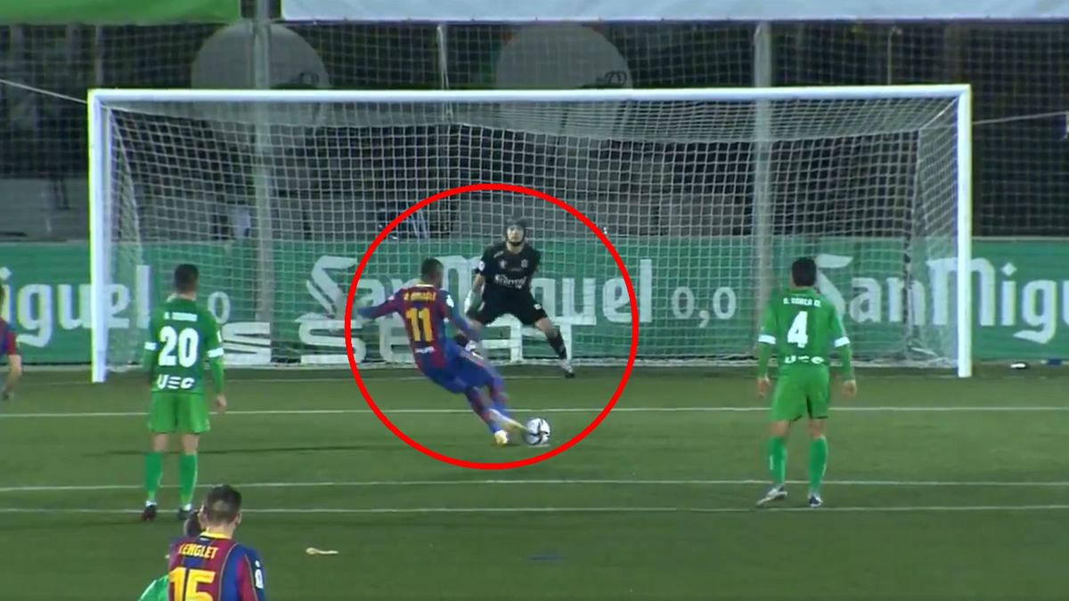 Ousmane Dembele (FC Barcelona) marnuje rzut karny w meczu Pucharu Króla z Cornellą