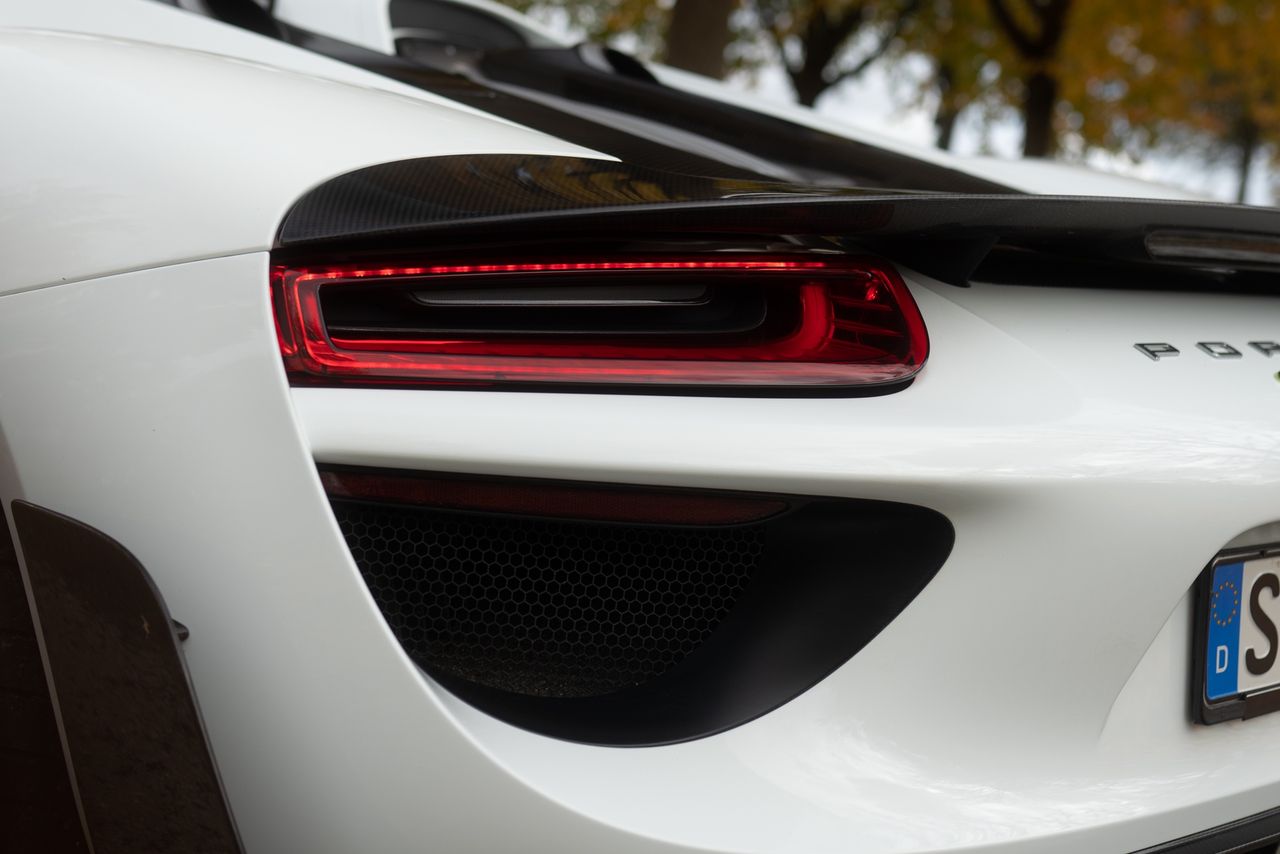 Porsche 918 Spyder vs Porsche 911 Carrera 4 GTS (2025)