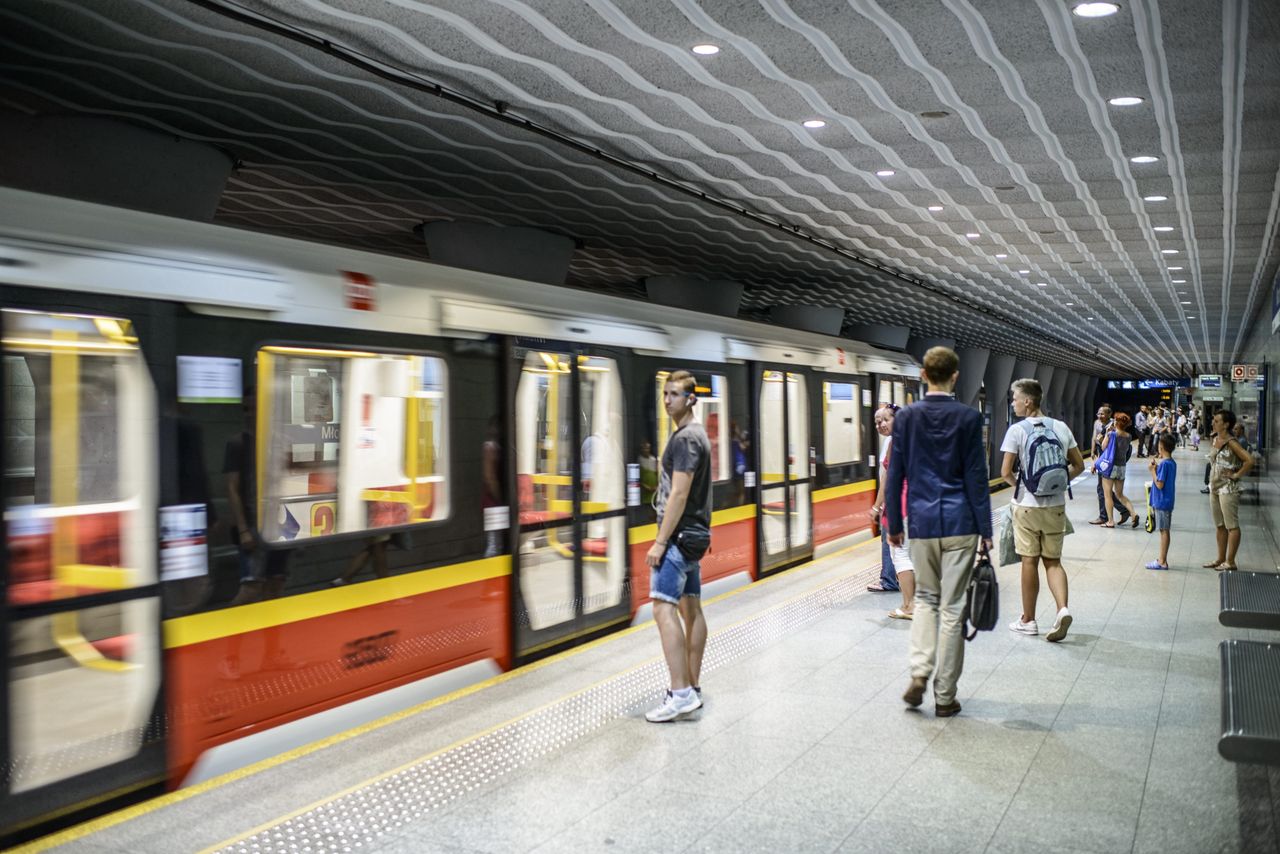 Metro Warszawskie. Nie działają cztery stacje. Olbrzymie utrudnienia