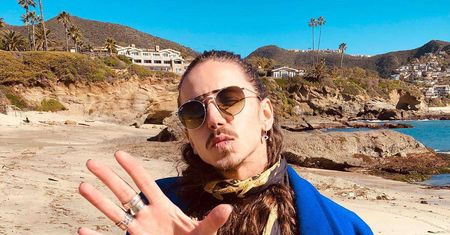 weekend Michał Szpak zaszalał modowo w Los Angeles. Na zdjęciach z Laguna Beach wygląda jak młody Freddie Mercury!