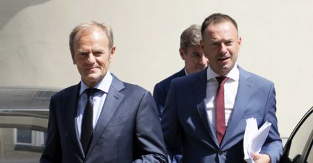 Donald Tusk spotkał z posłami KO. "Idziemy bić się z PiS"