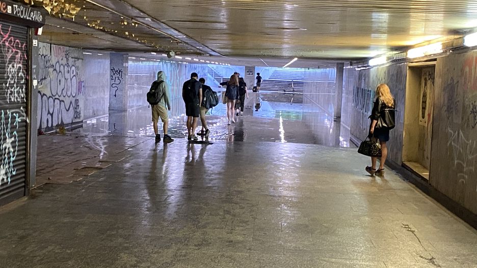 Warszawa. Wodny tor przeszkód trzeba pokonać w wielu miejscach tego lata. Gwałtowne burze zalewają przejścia pod ulicami i podziemne korytarze na dworcach
