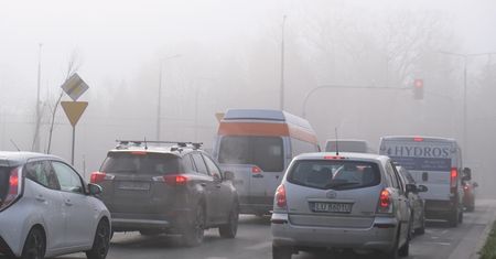 Termometry mocno spadną, a mgły ograniczą widoczność do 300 metrów. IMGW ostrzega przed tym, co stanie się w nocy