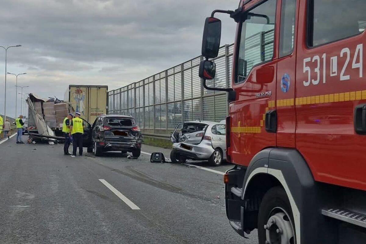 Iveco wjechało w dwa samochody i ciężarówkę na S12