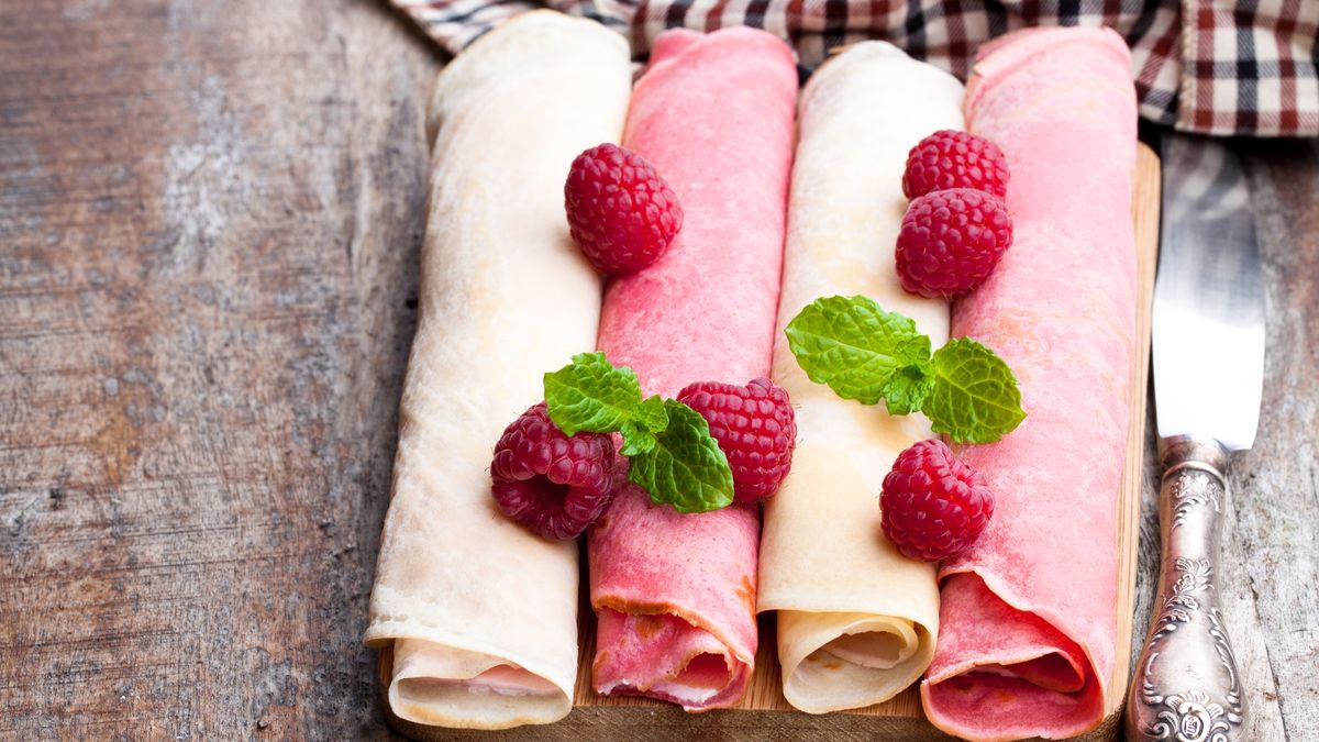 Różowe naleśniki z malinami i jogurtem