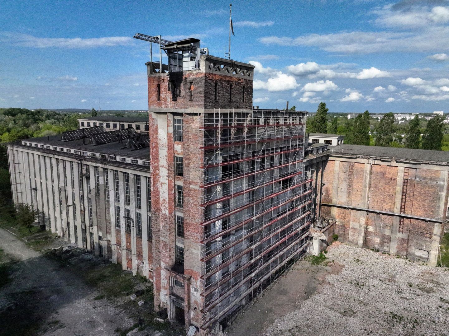Rozpoczęły się prace remontowe starego budynku elektrociepłowni Garbary w Poznaniu. Na Ostrowie Tumskim powstanie wielkie osiedle, którego dawna elektrownia będzie sercem.