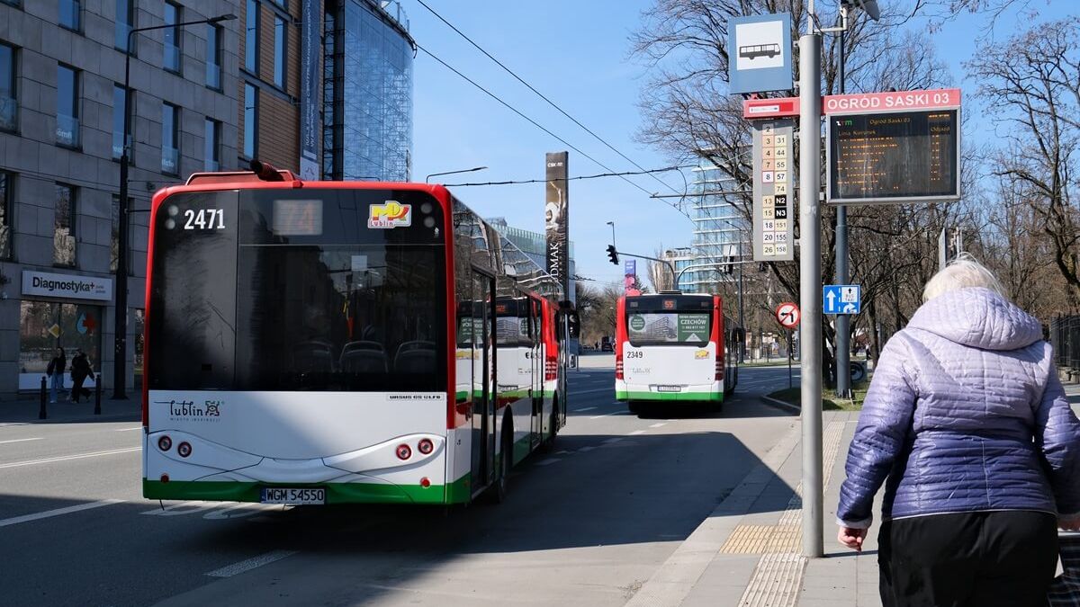 Autobusy odjeżdżające z przystanku przy Ogrodzie Saskim