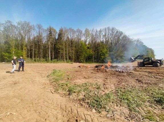 Chciał uporządkować pole, niemal wywołał pożar lasu. Dzięki dzielnicowym nie doszło do tragedii