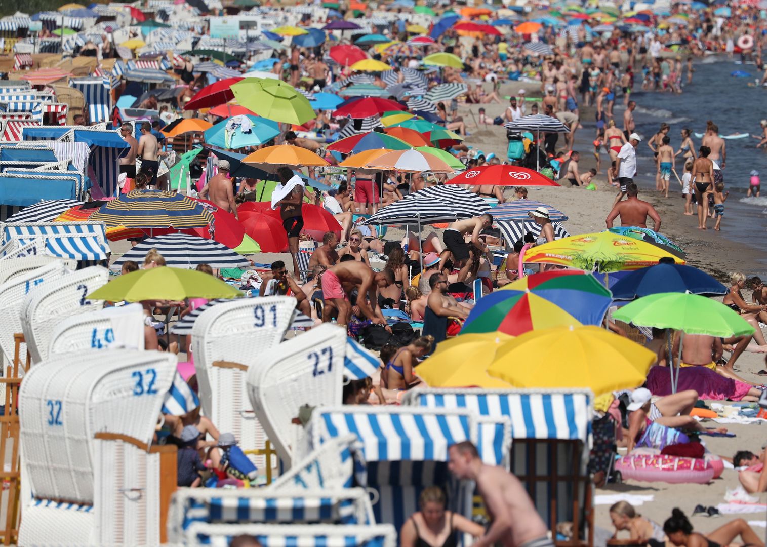 Tłumy na plażach w Niemczech.