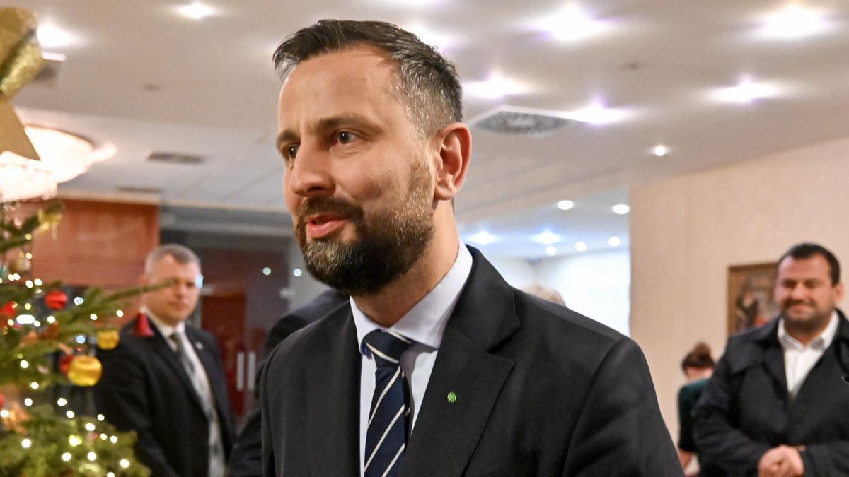 Kielce, 05.01.2024. Wicepremier minister obrony narodowej, prezes PSL Władysław Kosiniak-Kamysz (C) podczas konferencji prasowej w Grand Hotel Kielce, 5 bm. (sko) PAP/Piotr Polak