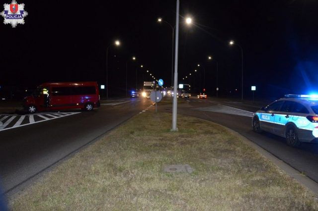 Zderzenie BMW z busem w Zamościu. Jedna osoba trafiła do szpitala (zdjęcia)