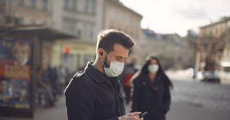 Brytyjska aplikacja skuteczna w walce z koronawirusem. Zapobiegła 600 tys. zakażeń
